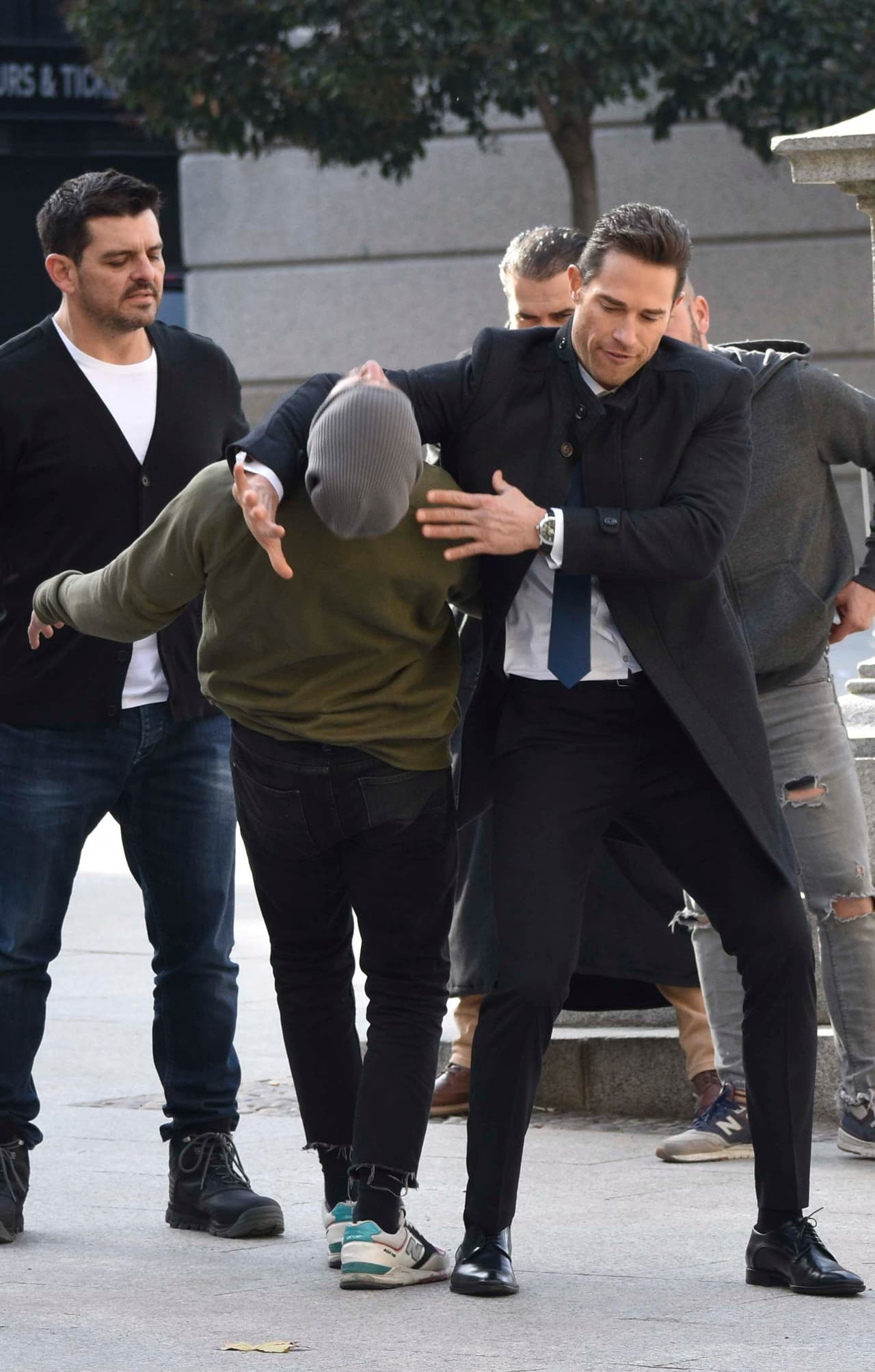 La misma fuente indica que, para interpretar el personaje de Miguel Garza, Sebastián Rulli debió tomar clases de Kung Fu y aprendió a manejar la katana, así como la espada samurai.