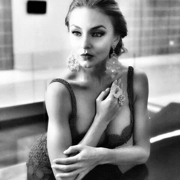 Boyer confesó que se identifica con la diva del cine en la personalidad: "Sin duda tengo mi carácter como buen signo que llevo, que es cáncer y puedo ser muy amorosa y también muy muy enojona, pero bueno, estoy en ese proceso de vida, de aprender a identificar los sentimientos y las emociones y no perder, porque el carácter puede ser bueno y malo, hay que saber usarlo a nuestro favor", agregó.