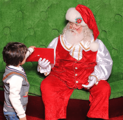 Bruce aprovechó para entregarle a Santa Claus su cartita.