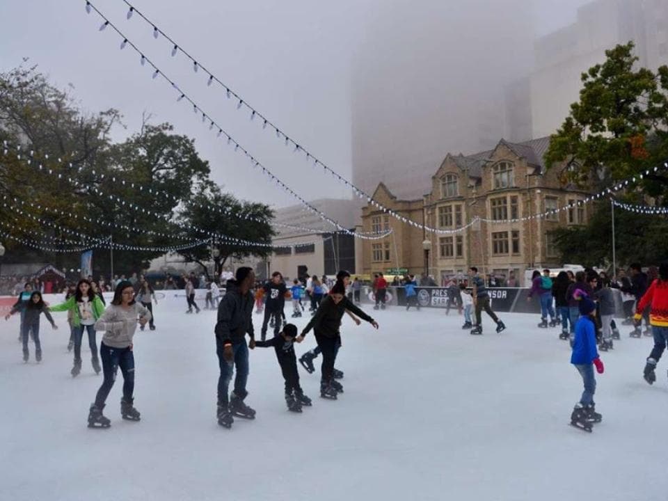 La pista de hielo, una atracción popular en los últimos años, regresará a Alamo City después de una pausa en 2020, según The Rotary Club of San Antonio, organizador del evento.