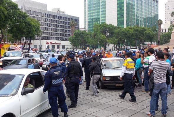 Tanto grúas como granaderos siguieron llegando al sitio.