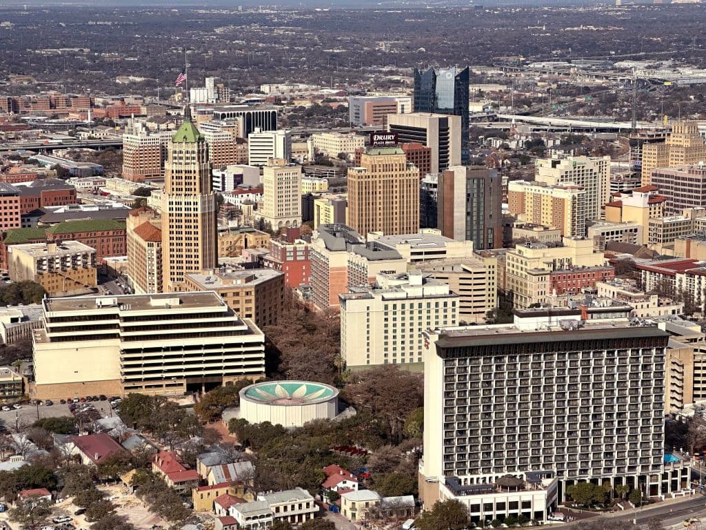 <b>San Antonio, Texas</b>, es una ciudad ribereña ubicada cerca del río del mismo nombre. Enfrenta un riesgo de hundimiento que afecta a su población e infraestructura y es una de las ocho ciudades del estudio donde más de 1 millón de personas residen en terrenos que se están hundiendo. 
<br>
<br>Este hundimiento, impulsado por factores naturales y humanos, presenta un riesgo significativo para los edificios. Junto con Houston y Austin, agrupan más del 82% de los edificios en muy alto riesgo por los hundimientos.