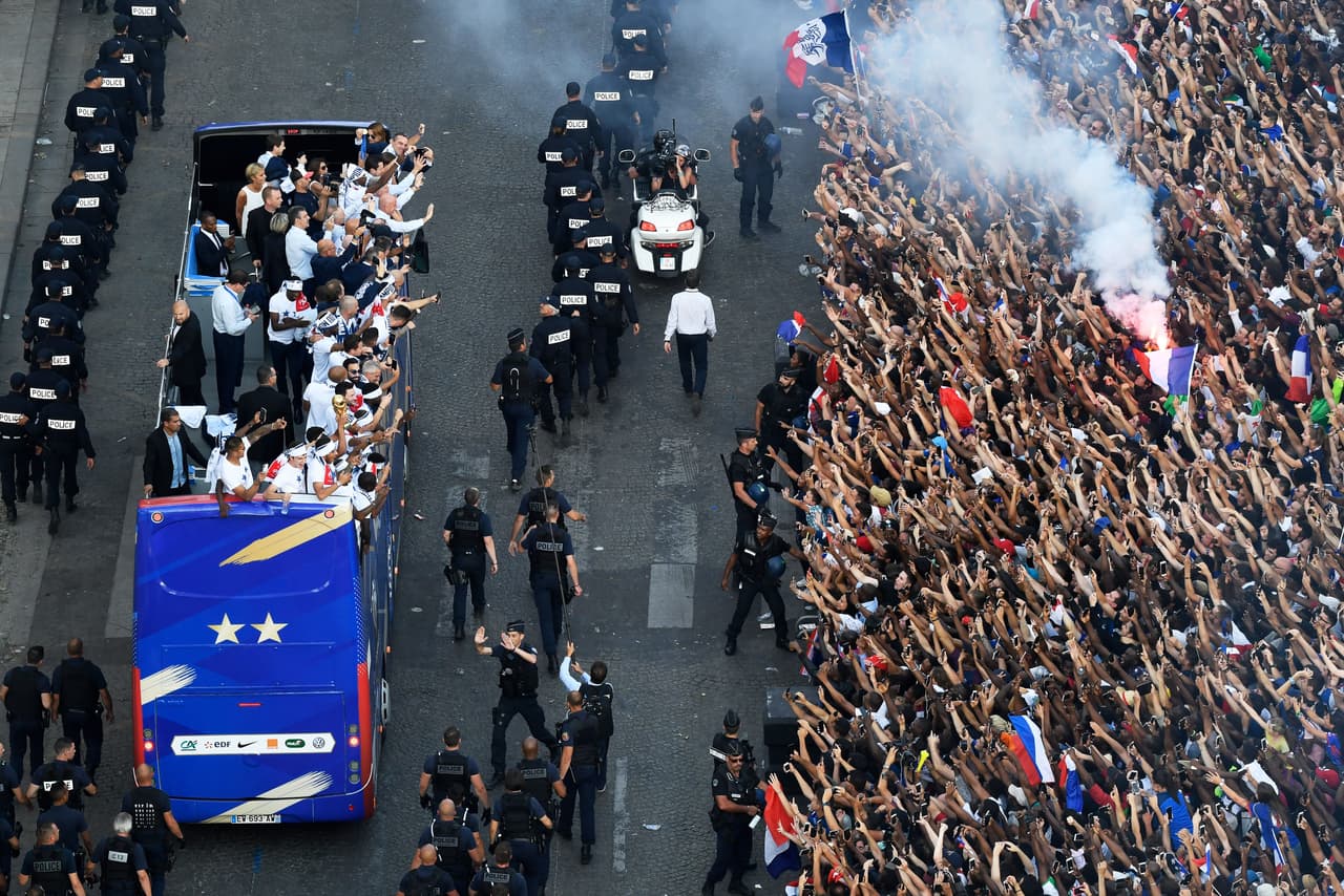 El autobús desfiló por los Campos Elíseos de París.