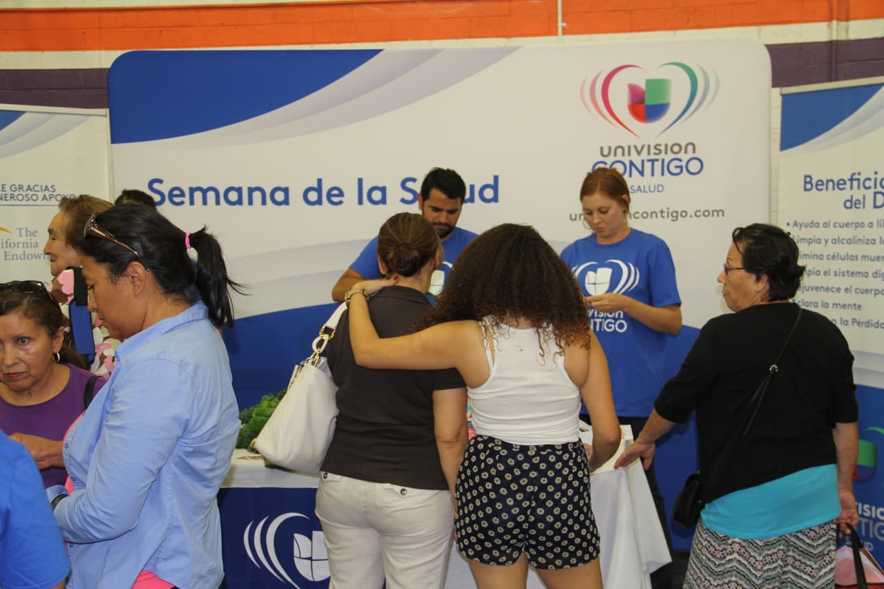 Unas 300 personas asistieron a la feria “Camino a la Salud’, donde se hicieron exámenes gratis, bailaron Zumba y conocieron a la carismática Cecilia Ramírez Harris de Primer Impacto.