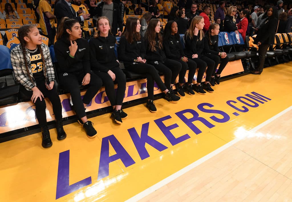 Así se vivió el emotivo homenaje a Kobe y Gianna Bryant en el regreso de Los Angeles Lakers a la duela.
