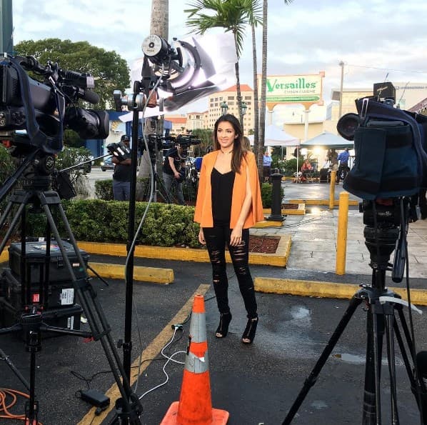 Maity nació en el año de 1985 en la ciudad de San Pedro Sula Honduras y cada día tiene la tarea de entrevistar a los famosos y cubrir muchas historias.