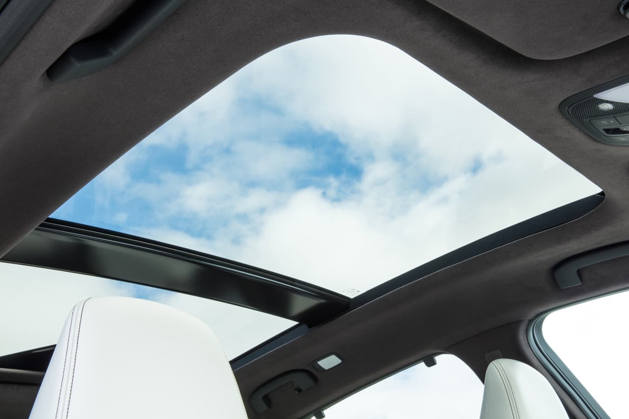 <b>Infiniti QX50 2019</b>
<br>Casi un requisito obligatorio en las SUV's medianas de esta categoría es el techo panorámico y el de la QX50 abarca prácticamente las dos filas de asientos.