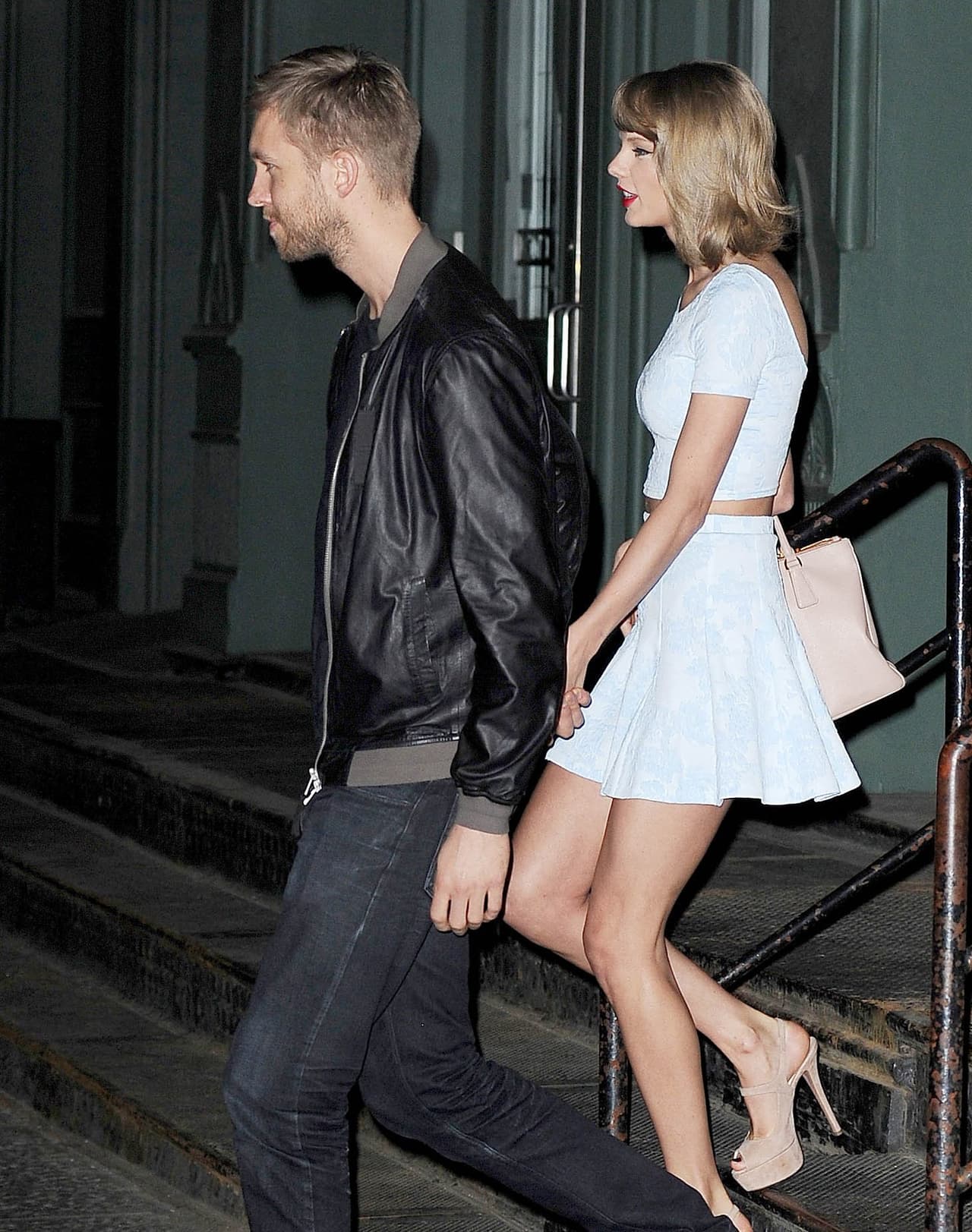 La pareja escogió un sofá en la esquina de la pizzería.