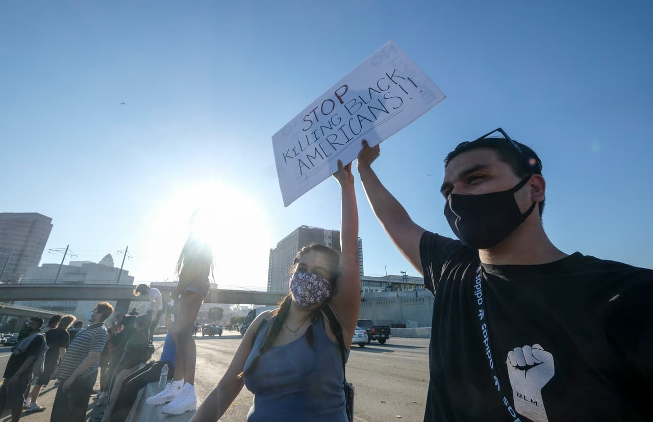 Las protestas demandaron acciones más contundentes en el caso del mortal arresto de George Floyd, así como también por una lista de casos de abuso policial en Los Ángeles.