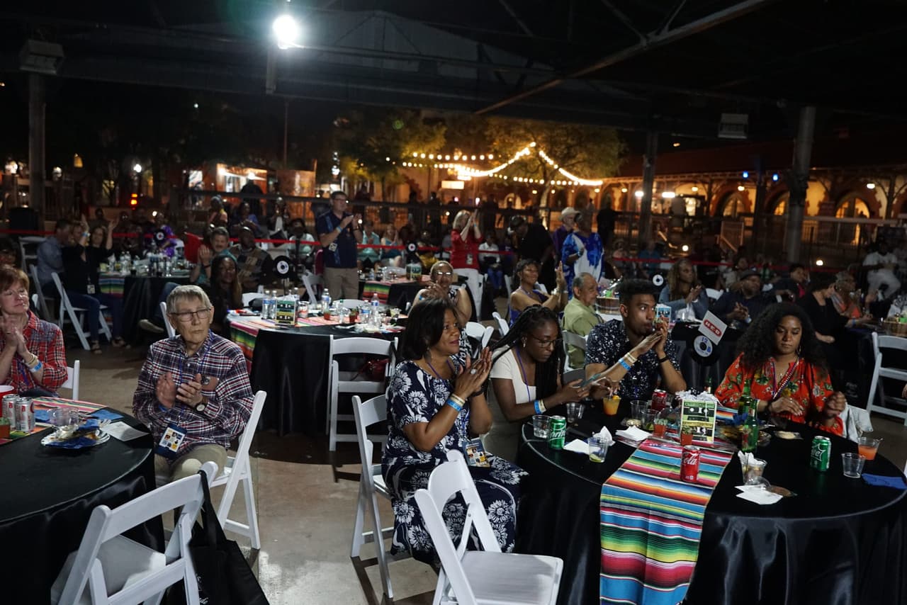 <h2 class="cms-H2-H2">Fiesta Family Blues Festival</h2>
<br>
<ul>
<li class="li1">Cuándo: 28 de abril</li>
</ul>
<ul>
<li class="li1">Hora: 17:00 a 23:00 horas</li>
</ul>
<ul>
<li class="li1">Dónde: The Espee Pavillion</li>
</ul>
<ul>
<li class="li1">Qué es: Evento que este año será dedicado para recordar a Ellis Griffin, ciudadano de San Antonio y músico de blues.</li>
</ul>
<ul>
<li class="li1">Costo: 45 dólares</li>
</ul>