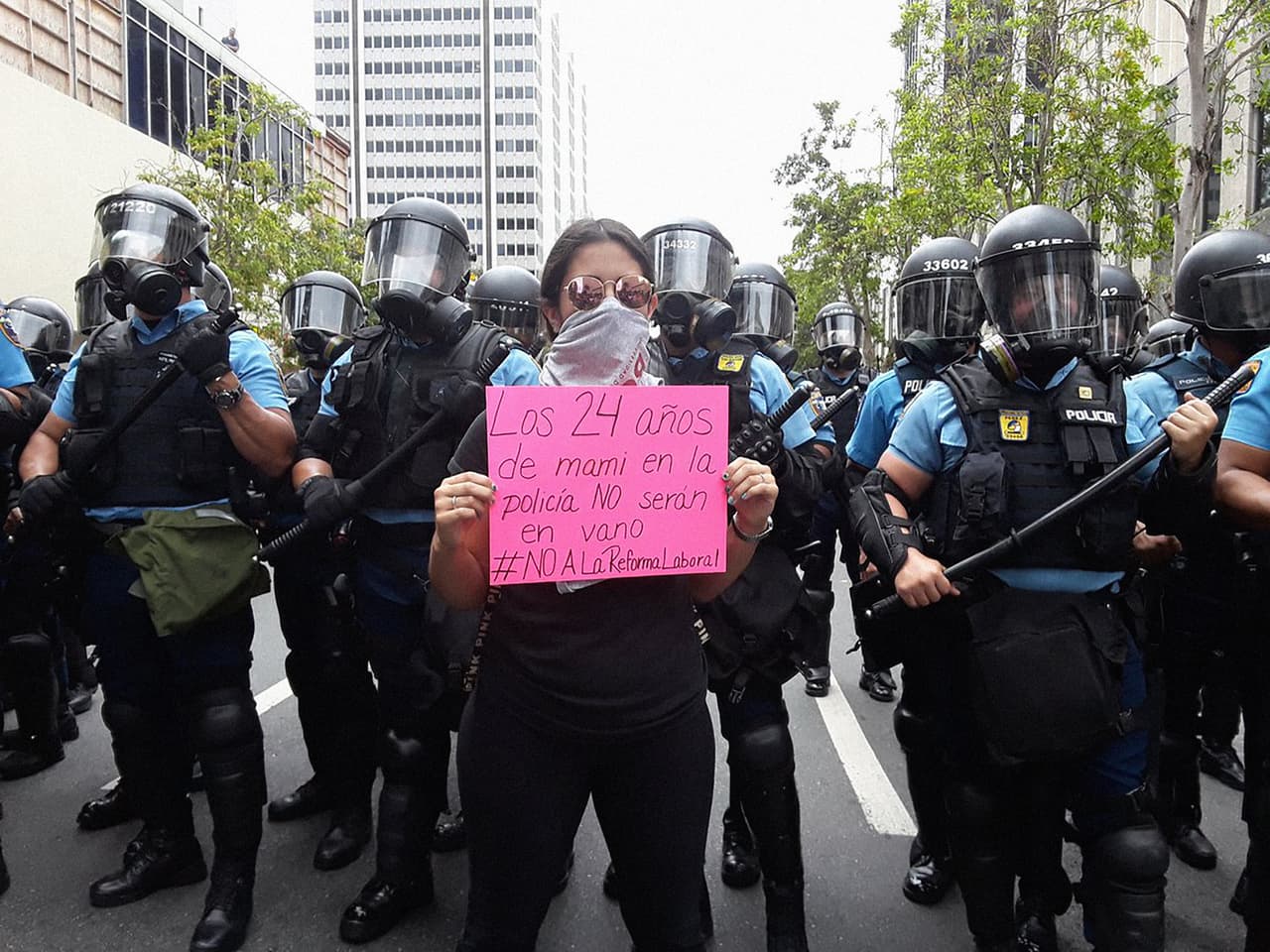 <b>Poco después del mediodía comenzó la tensión.</b> Un grupo rompió los cristales de un banco en una concurrida avenida y los manifestantes intentaron avanzar en la zona bancaria de San Juan hacia la sede de la Junta de Control Fiscal. La policía frenó el paso a los manifestantes y comenzaron los enfrentamientos. (Foto tomada de la cuenta de Twitter del periodista Manuel E. Rivera)
