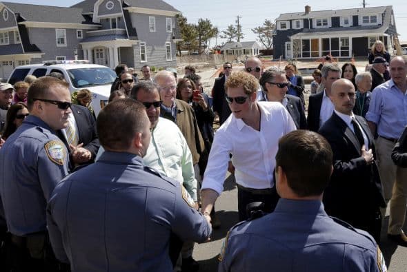 El príncipe visitó las comunidades costeras de Mantoloking y Seaside Heights, unas de las más afectadas por Sandy, que en octubre pasado causó la muerte de 285 personas.
