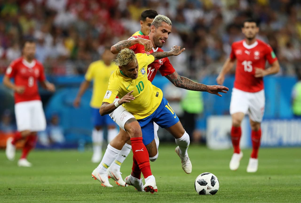 La fuerte marca de Valon Behrami generó una falta al minuto 15 que acabó en un tiro libre hacia la barrera.