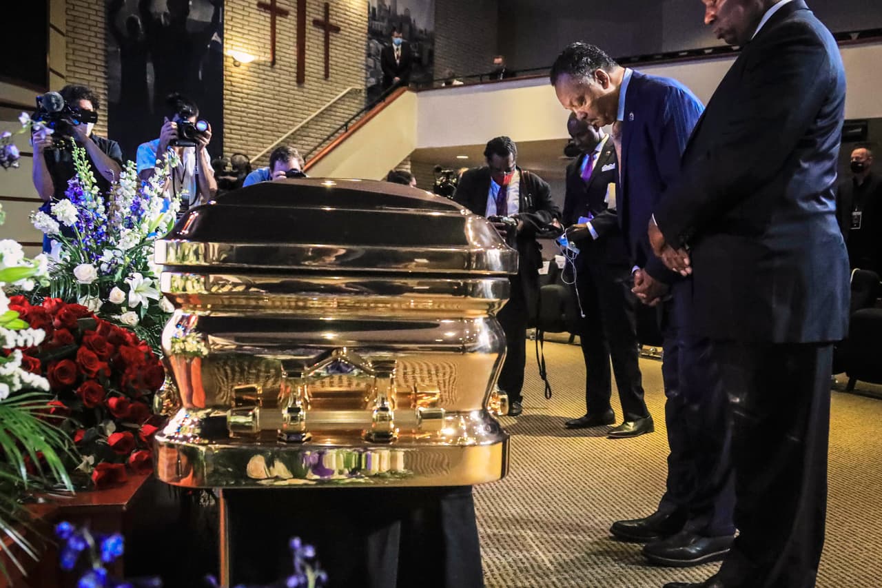 7️⃣ Activismo en sus últimos años
<br>
<br>Incluso en la última etapa de su vida, Jesse Jackson mantuvo una presencia activa en la esfera pública. Tras la muerte de 
<b><a href="https://www.univision.com/noticias/estados-unidos/por-que-solo-matan-gente-negra-cuando-los-afroestadounidenses-explican-a-sus-ninos-como-manejarse-con-la-policia" target="_blank">George Floyd en 2020</a></b>, viajó a Mineápolis para exigir cargos penales contra los agentes implicados.
<br>
<br>Cinco años antes había sido diagnosticado con la enfermedad de 
<b>Parkinson</b>, pero eso no le impidió pronunciarse a favor de la retirada de las tropas estadounidenses de Afganistán y del aumento del salario mínimo.