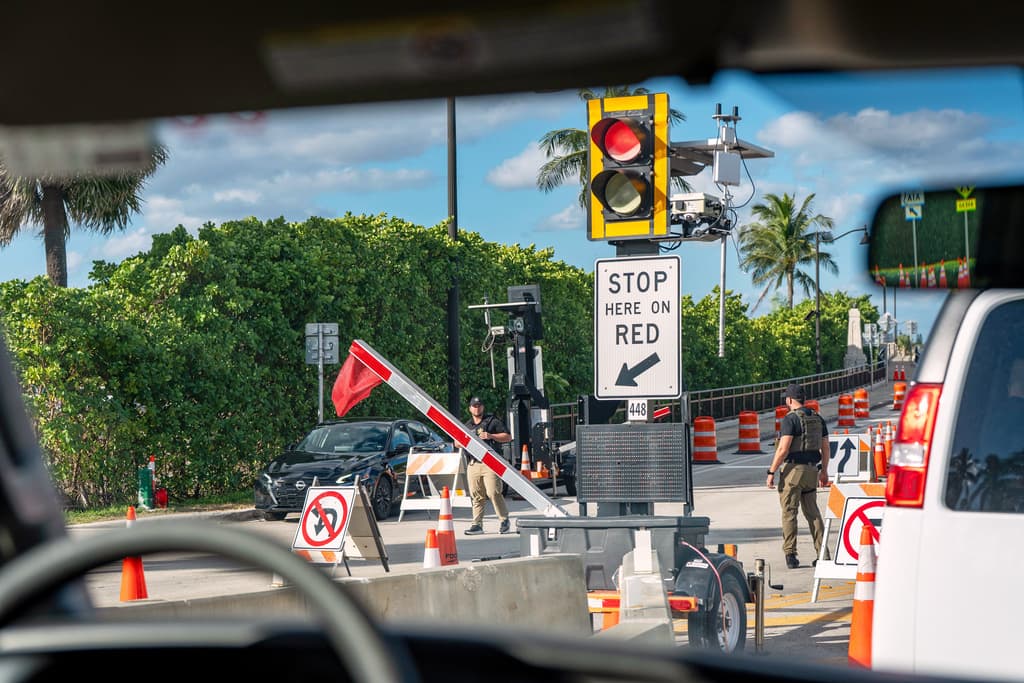 Agentes de las fuerzas del orden custodian un puesto de control cerca del club Mar-a-Lago.