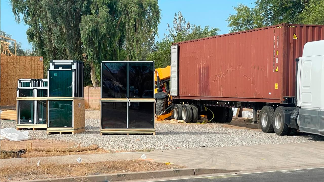 A pesar de los esfuerzos para salvarle la vida, se determinó que el hombre estaba "más allá de los esfuerzos de reanimación" y murió en el lugar.