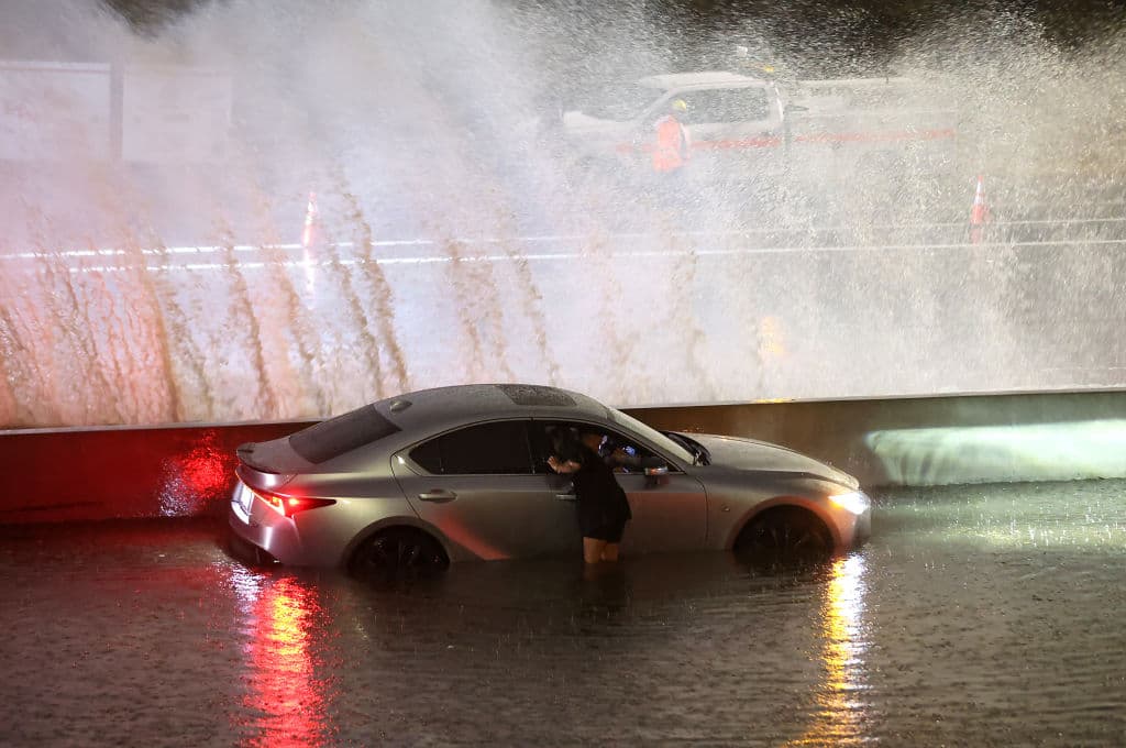 Algunos conductores, como este en Sun Valley, no temieron bajarse a buscar una alternativa para salir.