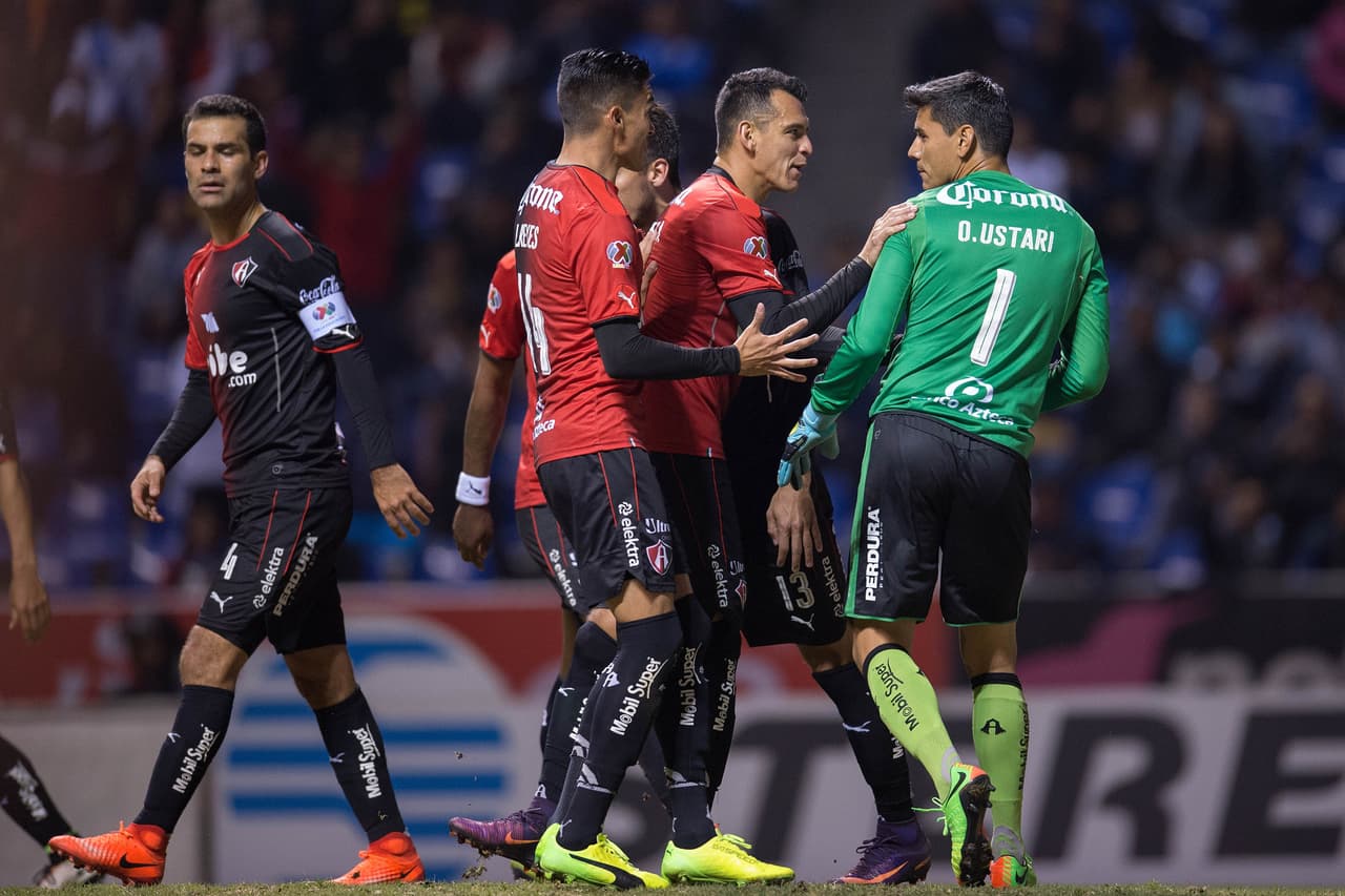 El atlista Daniel Arreola tampoco es mal defensor central, 
<a href="http://www.univision.com/deportes/futbol/liga-mx/el-paco-acuna-la-mete-entre-un-mar-de-piernas-y-puebla-esta-1-0-video" target="_blank">pero se resbaló en el momento más inoportuno</a>. Errores que cuestan.