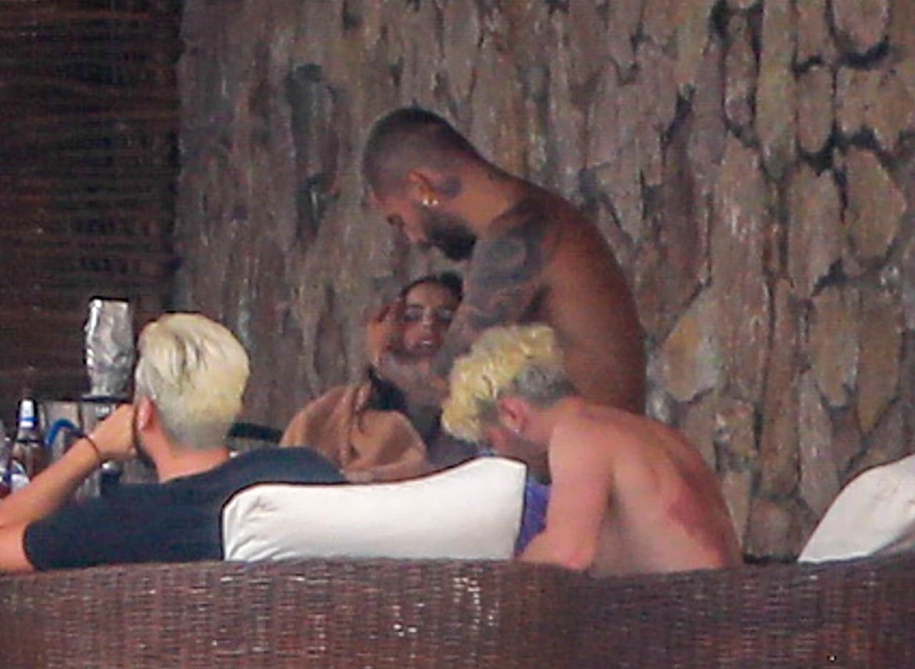 Maluma y su novia se notaban muy amorosos, gozando de la tranquilidad del momento.