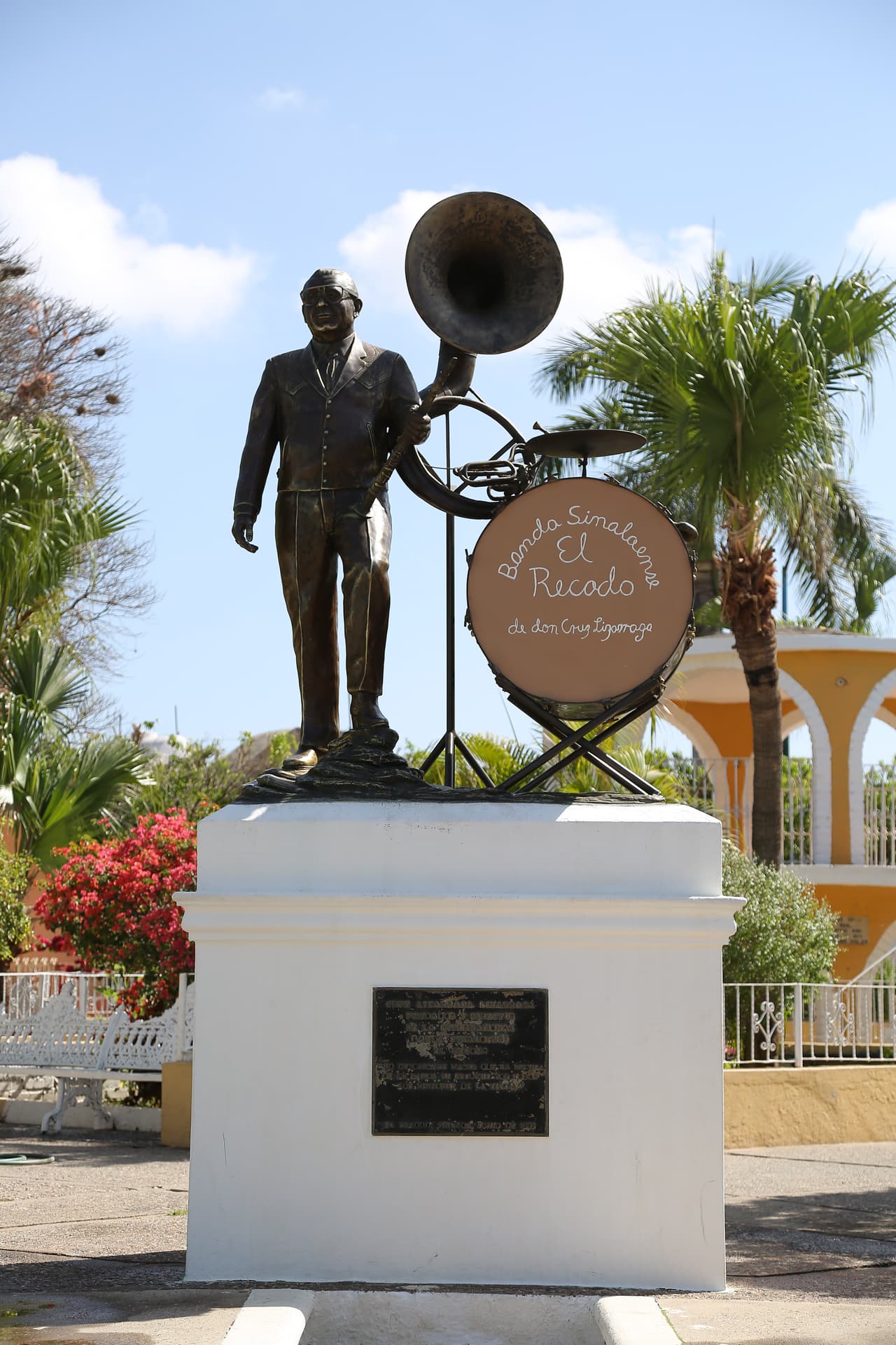 Una estatua de don Cruz Lizárraga adorna la plaza principal.