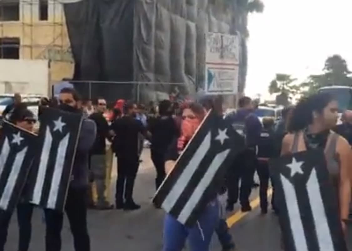 Manifestación contra foro sobre Promesa. Desde temprano intentan detener la 1era Conferencia de Promesa pautada para el miércoles 31 de agoto en el The Condado Plaza Hilton Hotel.
<br>