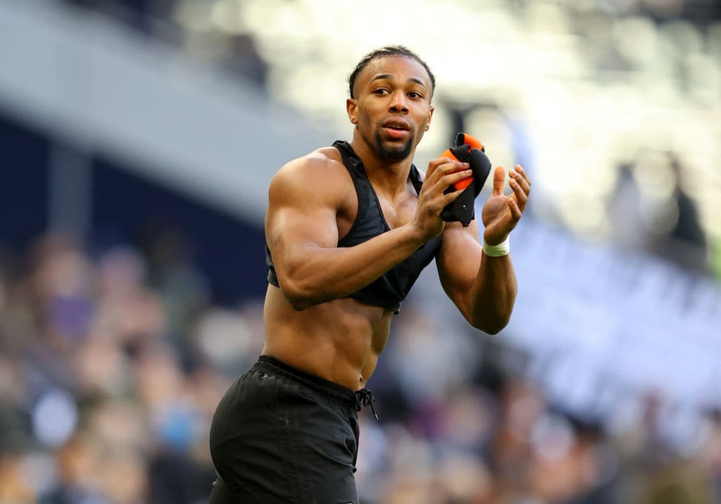 Adama no hace pesas, ha declarado que sólo con su propio peso ha logrado esa musculatura.