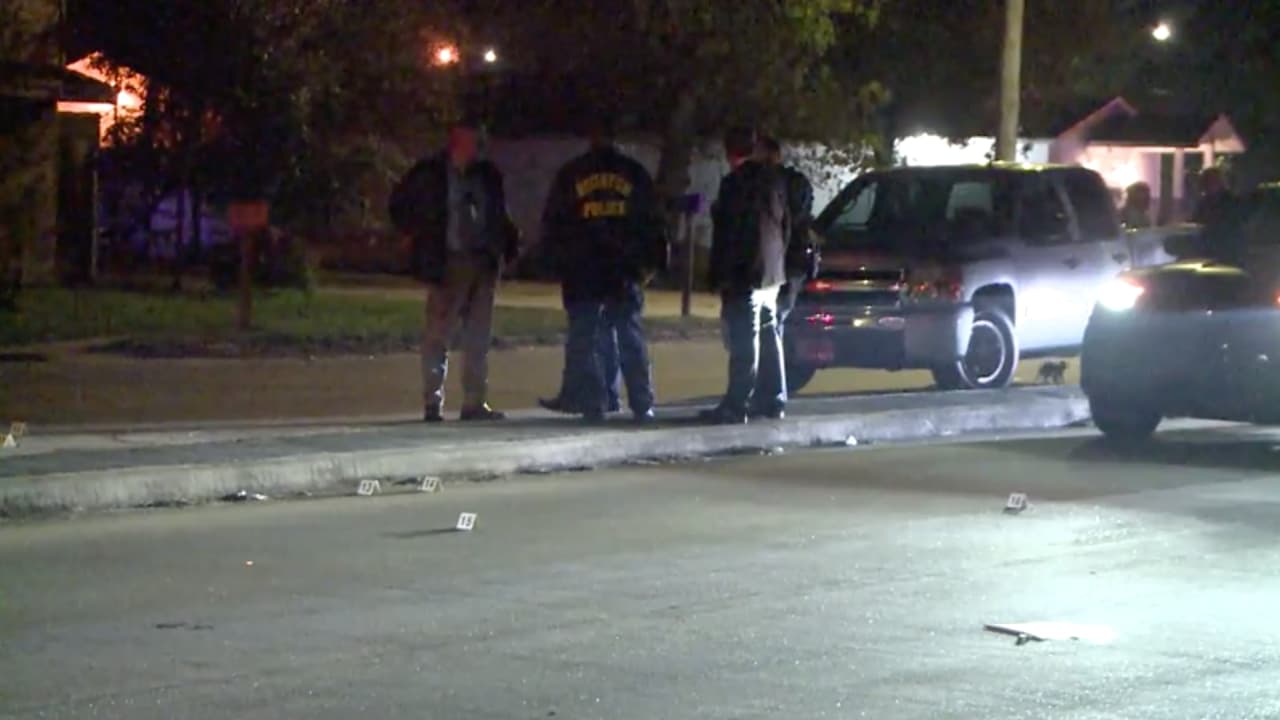 Las autoridades buscan a los responsables de disparar contra la mujer y su hija, quienes iban acompañadas de otros adolescentes.