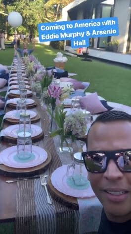 Desde luego, a dicha celebración no pudo faltar Jennifer López, quien saludó a lo lejos, pues estaba sentada al otro extremo de la mesa.