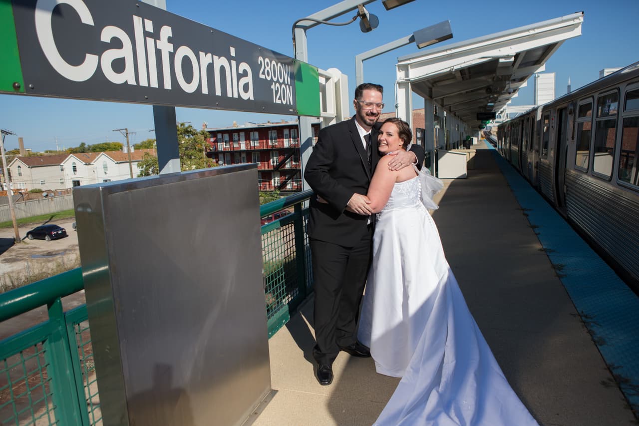 La pareja realizó la ceremonia en la parada de la calle California en la línea verde.