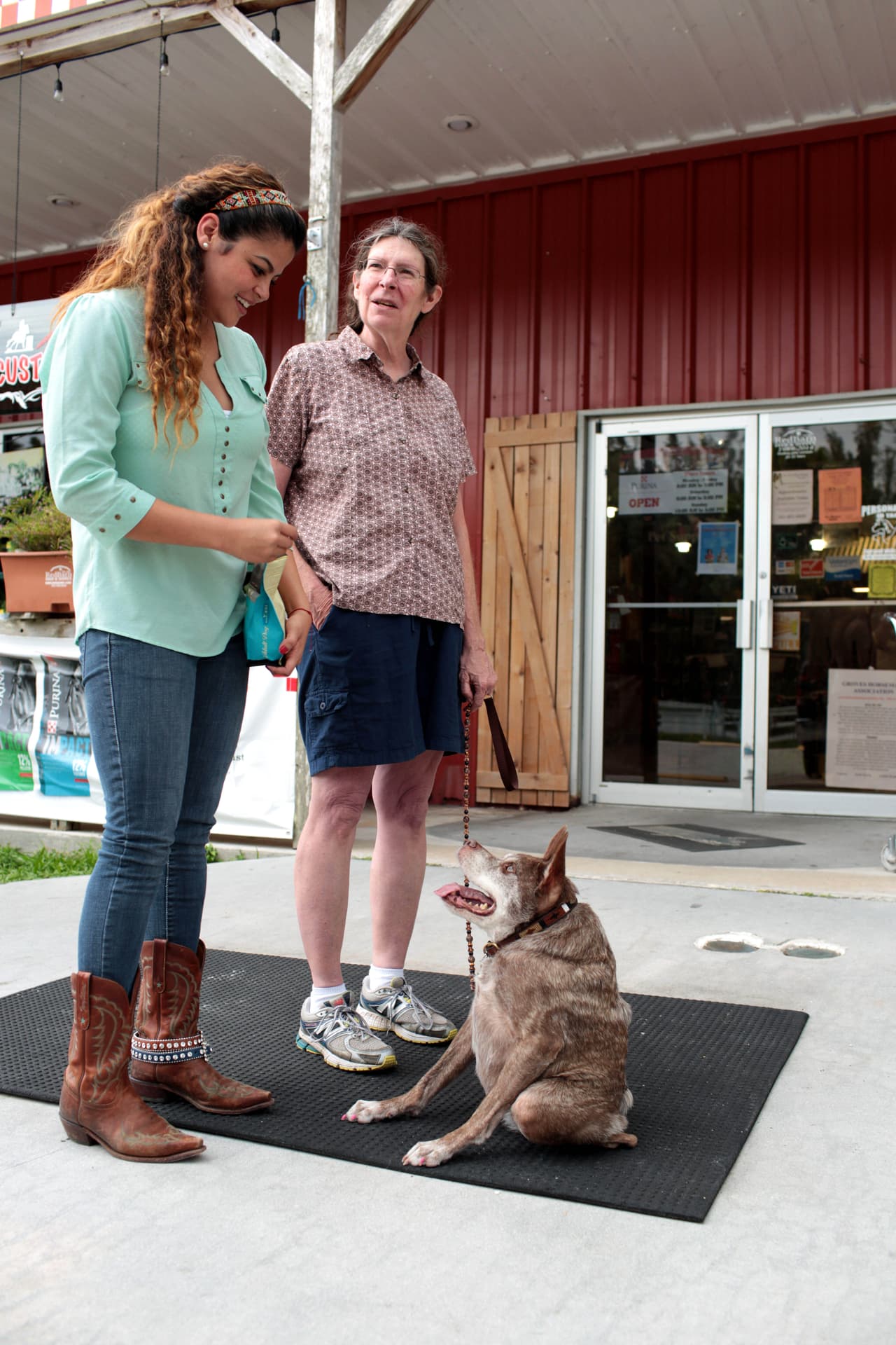Nació con problemas en la espina dorsal: por ello tiene esa inusual apariencia.