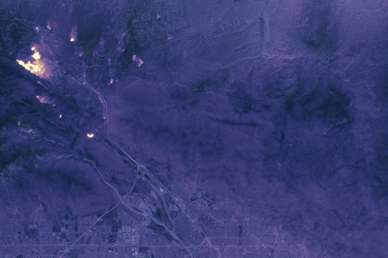 El incendio 'Blue Cut' en San Bernardino visto desde el espacio y de noche.