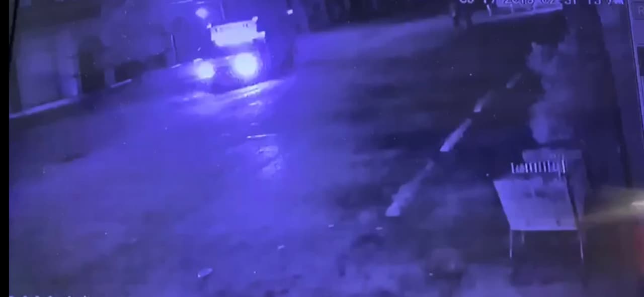 Los individuos rompieron las puertas del lugar con la parte trasera de un camión de mudanzas.