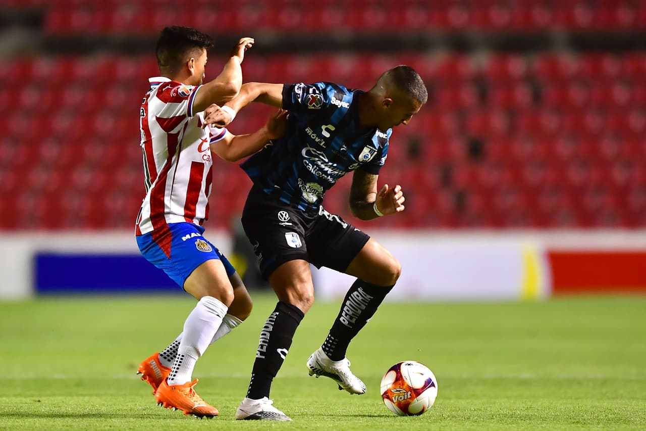 Querétaro y Chivas empatan 2-2 en La Corregidora y se conforman con un puntos. Ambos equipos se quedan con 11 puntos, pero Chivas ese sitúa en la décimo lugar mientras que los Gallos se quedan con la doceava posición.