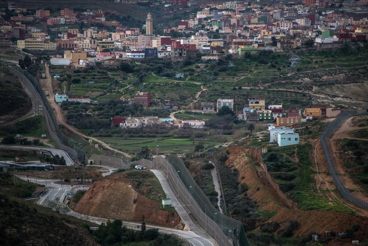 <b>Ceuta - Melilla.</b> Una barrera física de ocho kilómetros de separación entre Ceuta (España) y Melilla (Marruecos). El propósito es dificultar la inmigración ilegal y el contrabando comercial.