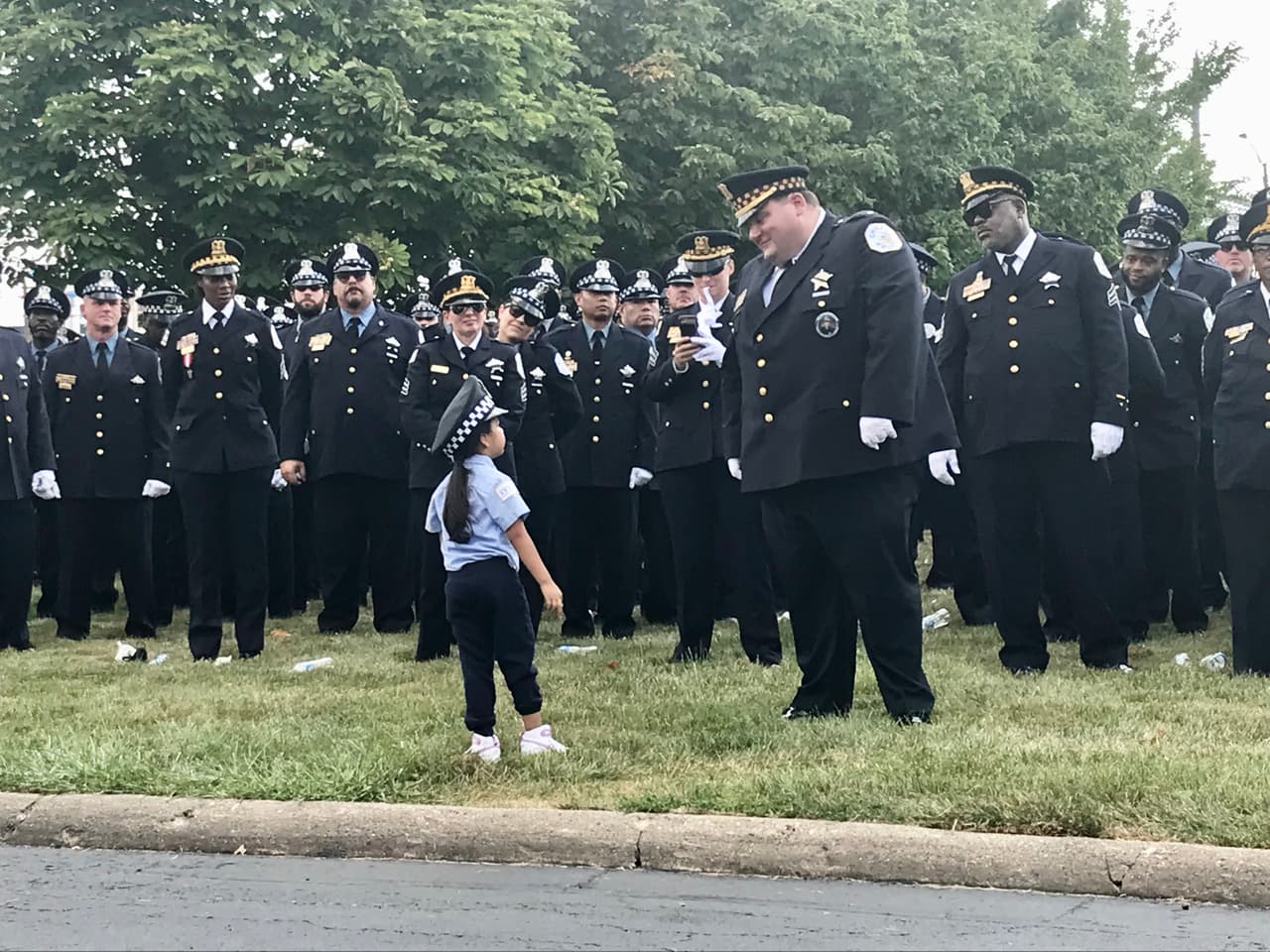 "Siento el dolor de sus padres, yo le pido a dios que nunca pase nada con mi hija, y le pido a Dios por los oficiales y todo el mundo que está sufriendo ahorita.. siento que somos parte de la familia de ellos ya que mi hija tenia el mismo trabajo, por eso estoy aquí", dijo Verónica, una hispana que declaró que su hija también es oficial de policía.