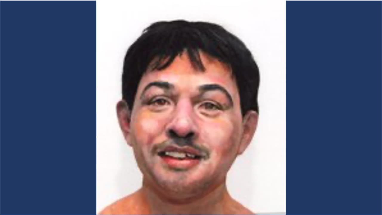 Fue encontrado el miércoles 9 de septiembre de 1998 en el condado Monroe.
<br>
<br>Se cree que nació entre 1973 y 1978. Fue encontrado en un área boscosa cerca de la autopista 41 en el condado de Monroe, Forsyth Georgia.
<br>
<br>Si reconoce a esta persona, comuníquese con la Oficina del Alguacil del Condado Monroe al 478-994-7043.