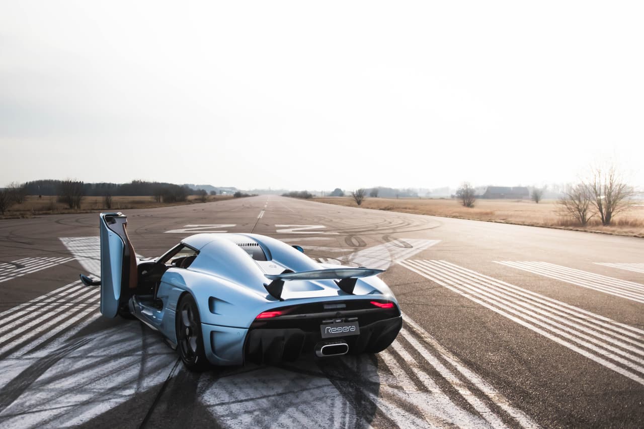 Su motor es un V8 twin-turbo con 3 motores eléctricos y tecnología de última generación en sus baterías eléctricos llamada Koenigsegg Direct Drive.