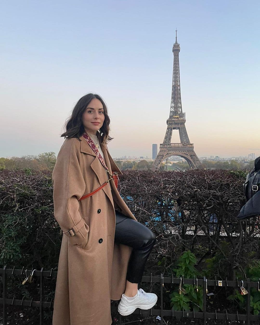La pareja también visitó París y posaron frente a la icónica torre Eiffel.