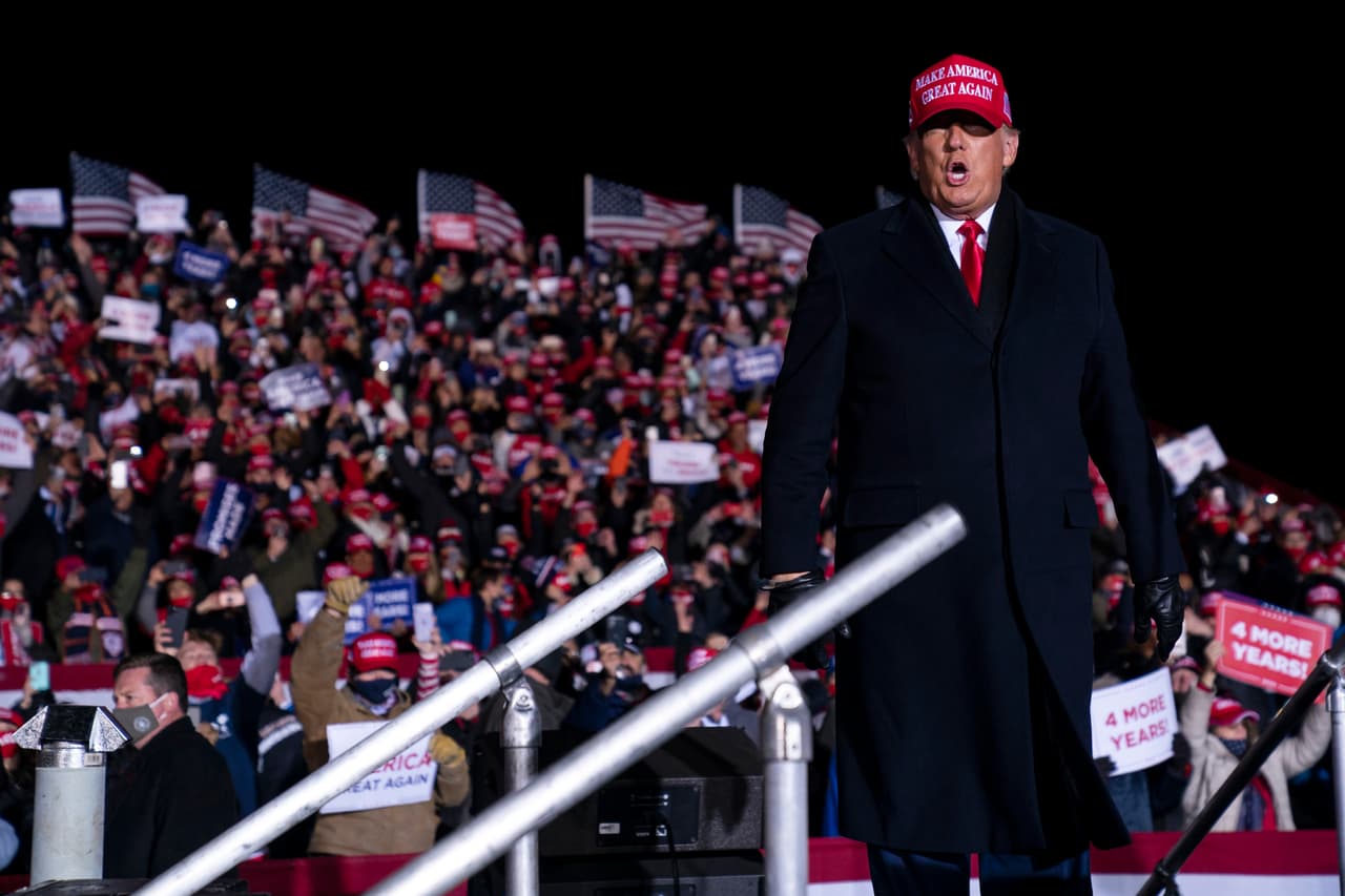 El presidente Donald Trump llega para un mitin de campaña en el Aeropuerto Regional de Kenosha, Wisconsin. Allí estuvo acompañado de
<a href="https://twitter.com/business/status/1323461449847574528?s=20" target="_blank">su hijo Donald Trump Jr</a>. quien se dirigió hacia el público y les pidió salir a votar y llevar a sus amigos para
<b>no solo seguir haciendo grande a Estados Unidos "sino que también podemos hacer llorar a los liberales". </b>