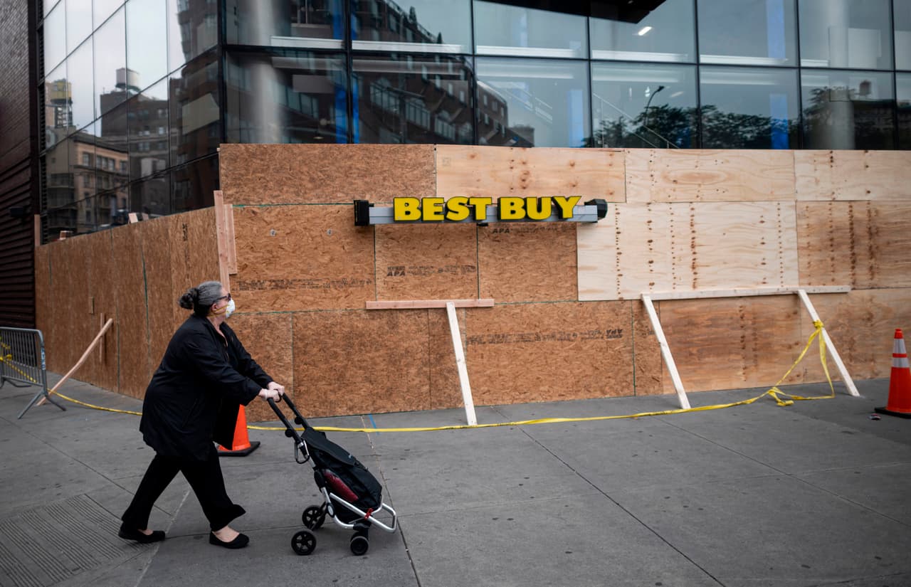 Las estructura de una tienda de "Best Buy" fue sellada luego de ser saqueada durante la noche del 1 de junio.