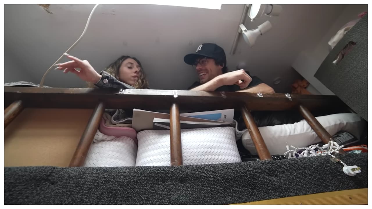 Esta es la "habitación", es decir, su cama. La cual queda casi pegada al techo. La joven reconoce que golpearse la cabeza cuando se despierta es algo que la preocupa y que nunca ha llevado a una pareja a dormir allí, pues el espacio es increíblemente estrecho.