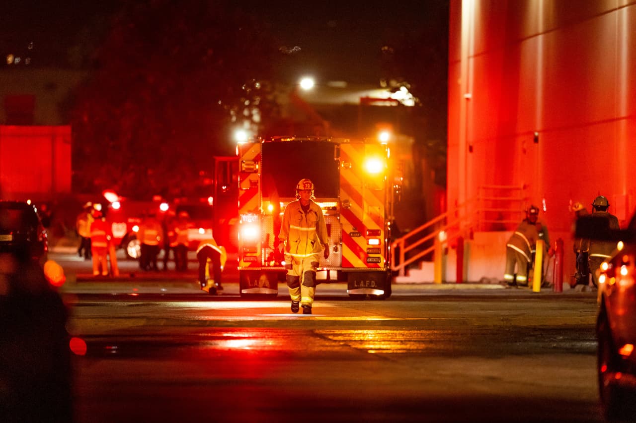 Equipos de emergencia trabajan en el lugar tras el desplome de un helicóptero cerca de un accidente de autobús en Chatsworth, un barrio de Los Ángeles, el martes 15 de septiembre de 2026.