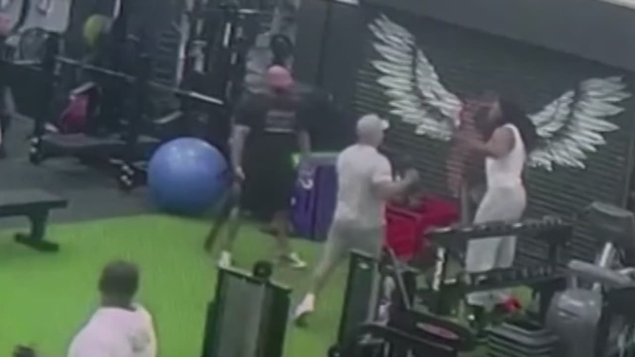 Nuevas imágenes de la golpiza que un influencer propina a otro hombre en gimnasio de Miami