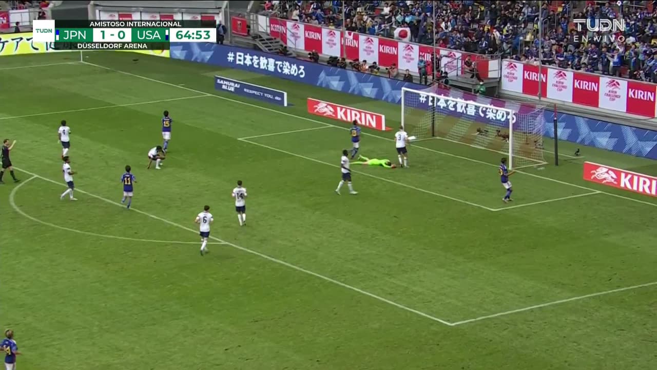 ¡TIRO ATAJADO! disparo por Daichi Kamada.