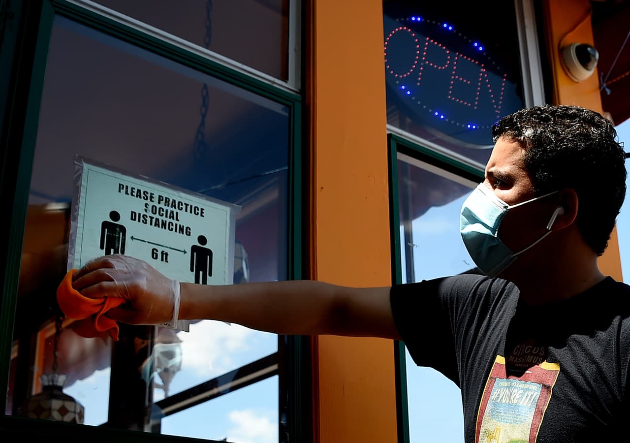 Puedes ser arrestado y acusado de invasión a la propiedad si no sigues las exigencias del uso de mascarillas en San Antonio