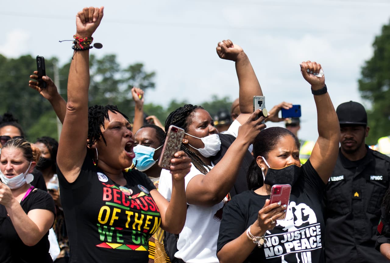 Fuera de la iglesia decenas de personas se congregaron para gritar consignas por los derechos de los afroestadounidenses.