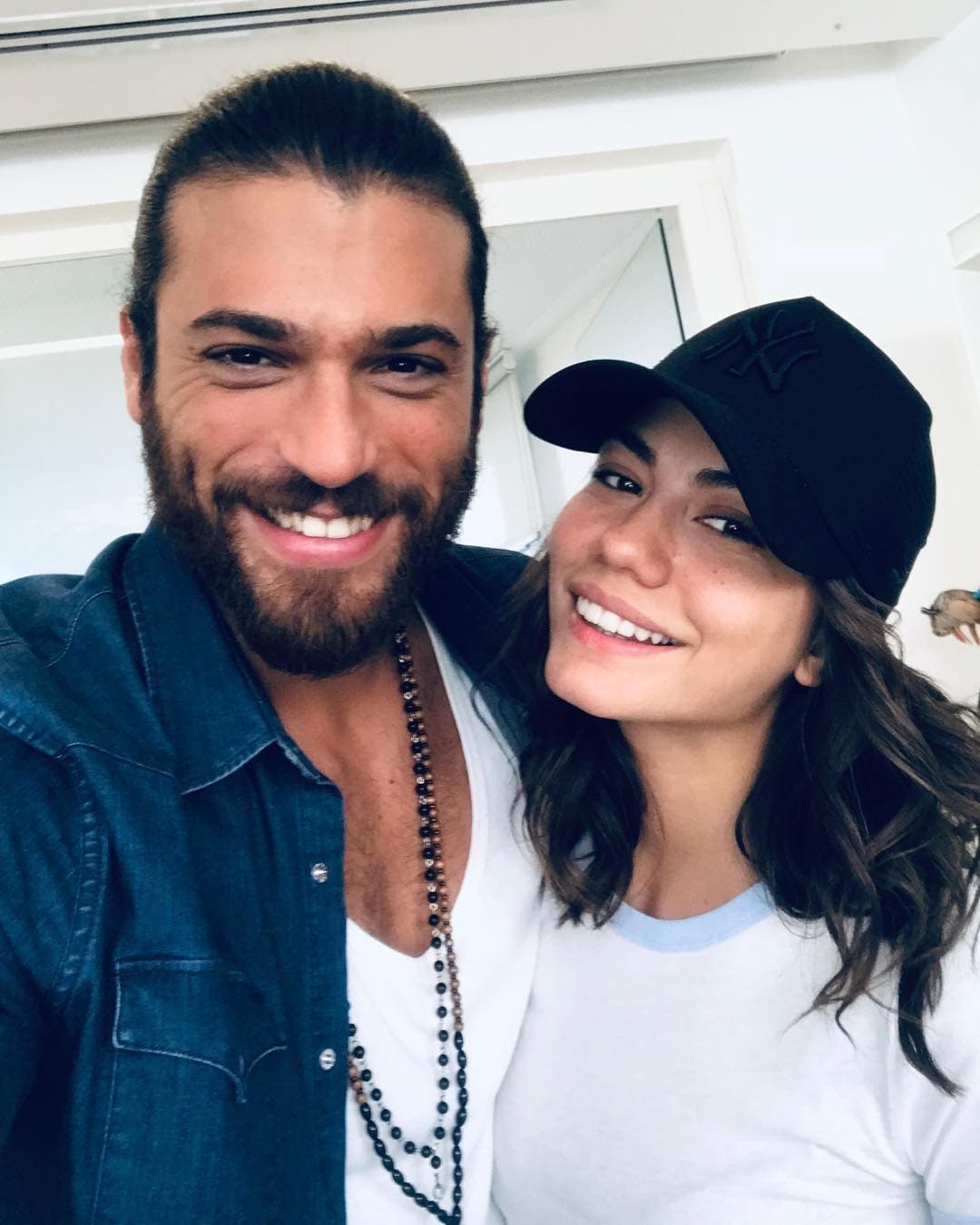 Además de hablar tuco, sabe italiano, alemán, inglés y, gracias al impacto en los países de habla hispana de las telenovelas en las que ha participado, está aprendiendo español.