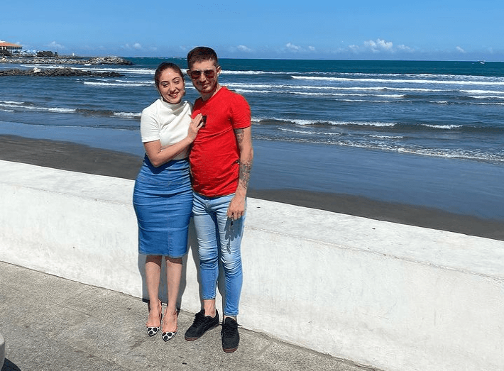 Poco después, el actor que siempre se caracterizó por su delgada figura, dio de qué hablar al presumir los kilos que tenía de más. “Mi panza está a todo dar”
<br>