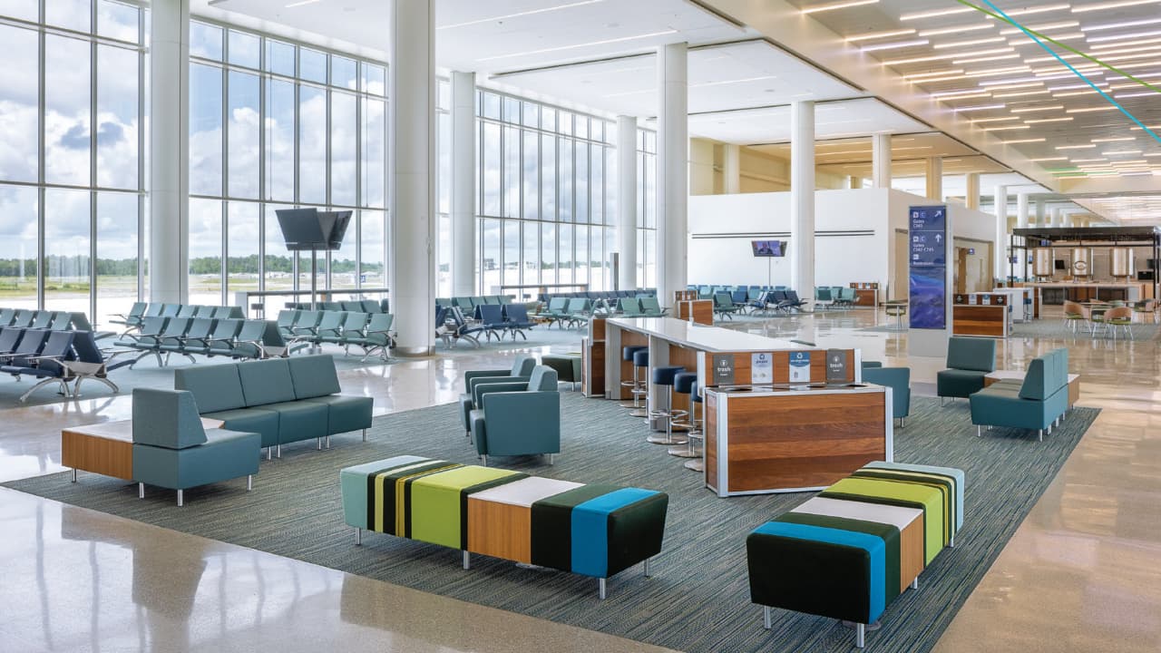 Interior de la Terminal C del Aeropuerto Internacional de Orlando