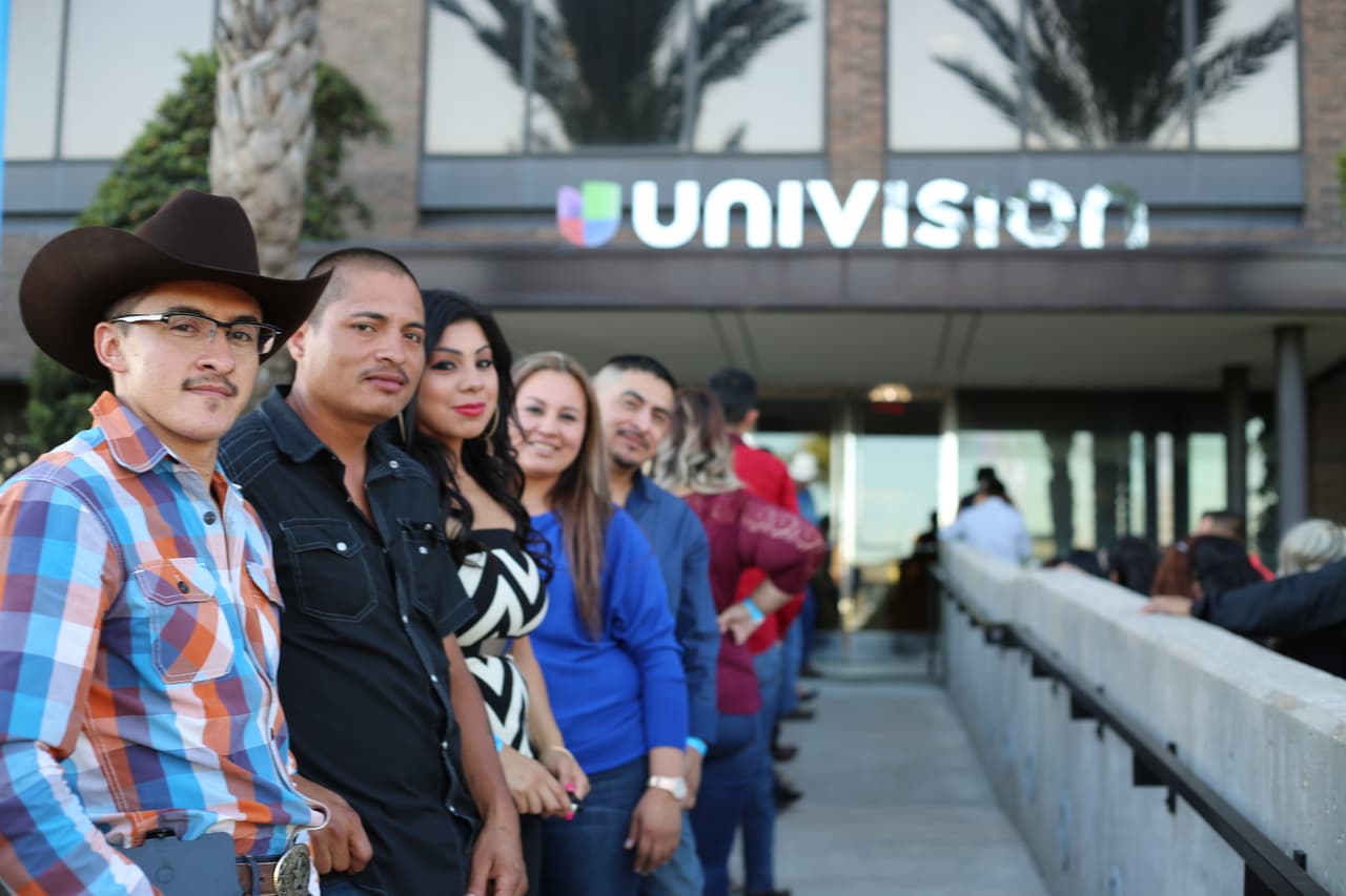 Los seguidores de La Leyenda se formaron y esperaron con paciencia para ingresar al Uforia Lounge en el edificio de Univisión Houston